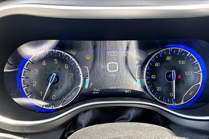 Used 2023 Chrysler Pacifica Touring-L image 20