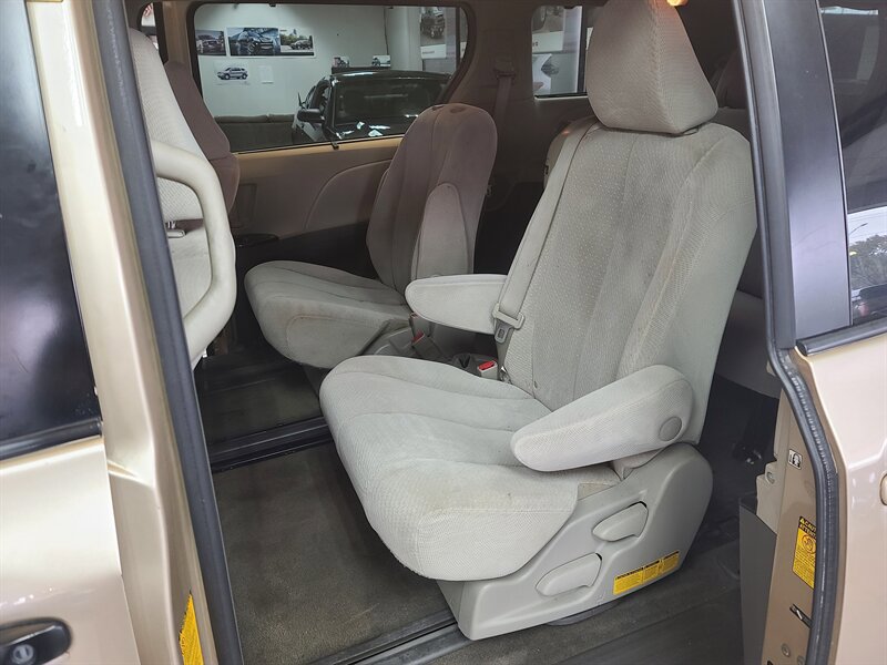 Used 2014 Toyota Sienna LE image 11