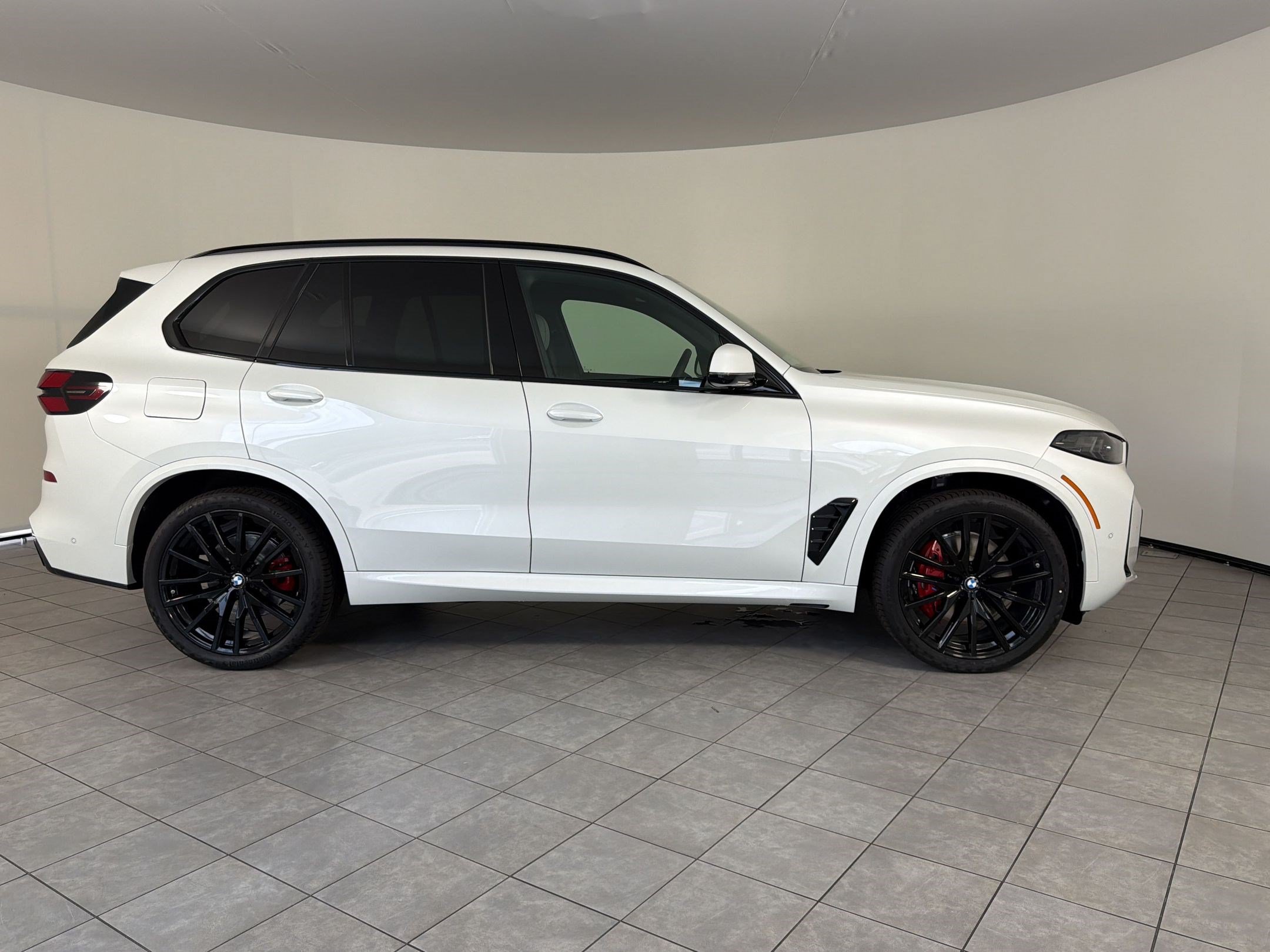 New 2026 BMW X5 xDrive40i w/ M Sport Package AWD/4WD image 8