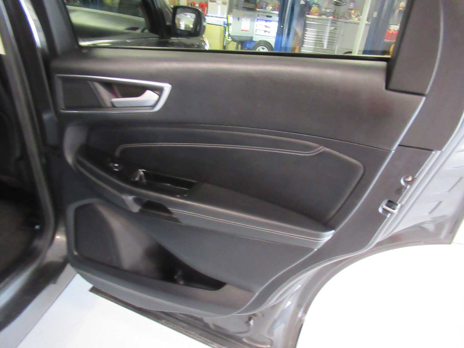 Used 2020 Ford Edge Titanium FWD image 22