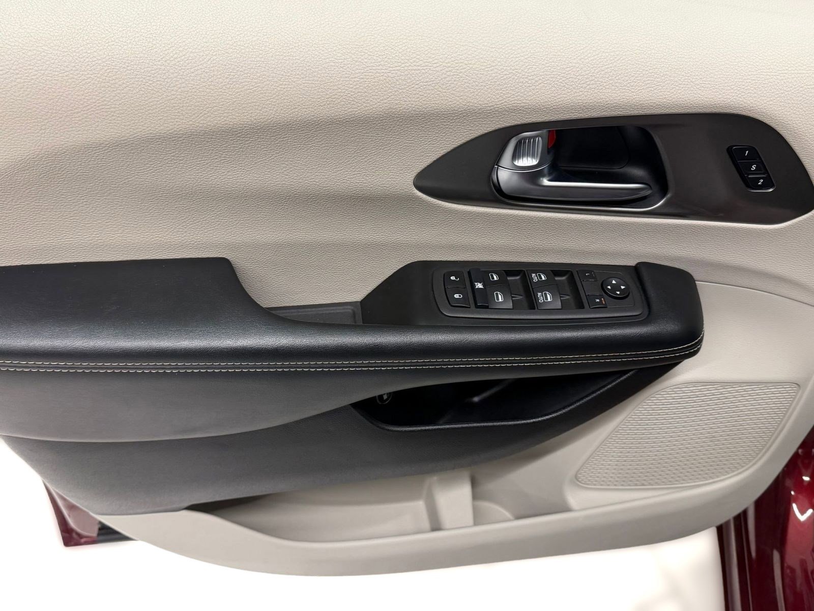 Used 2022 Chrysler Pacifica Touring-L image 11