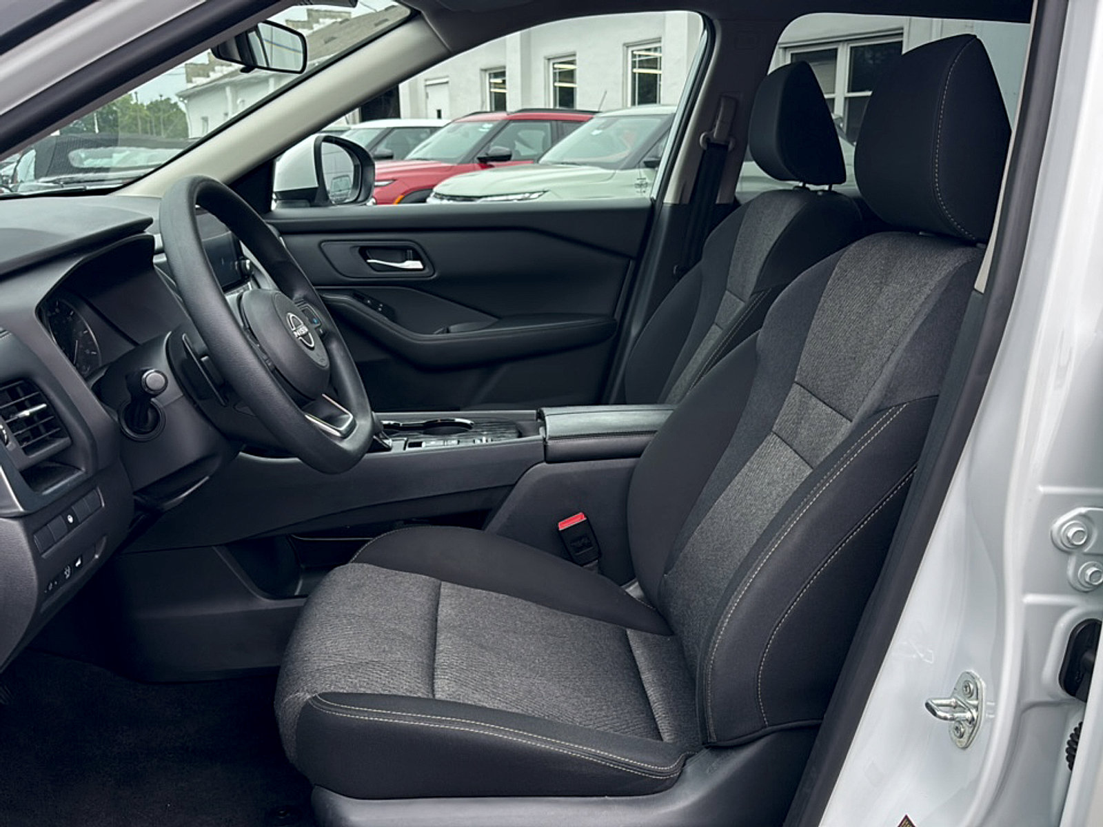 Used 2024 Nissan Rogue SV FWD image 6