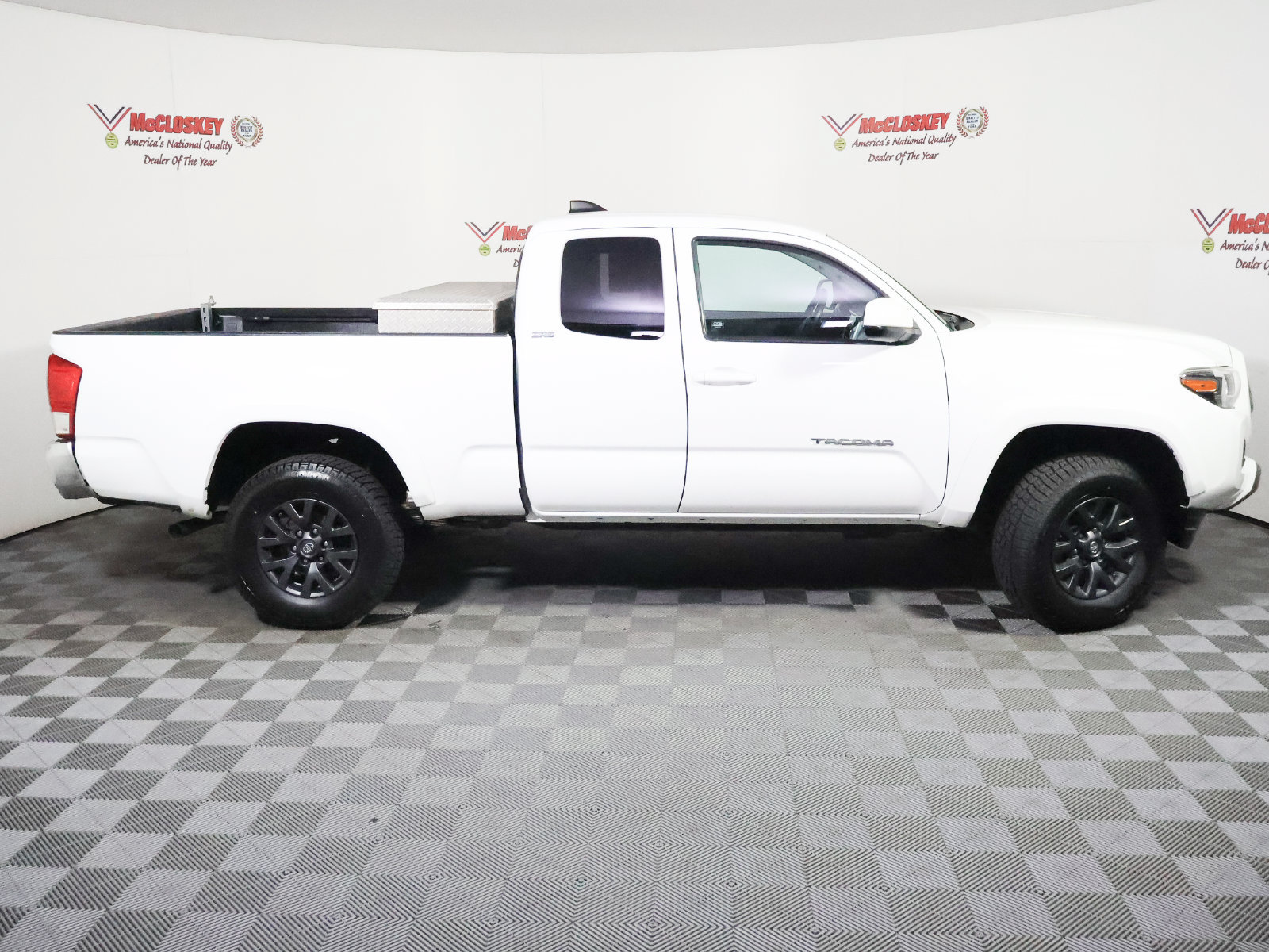 Used 2020 Toyota Tacoma SR5 AWD/4WD image 3