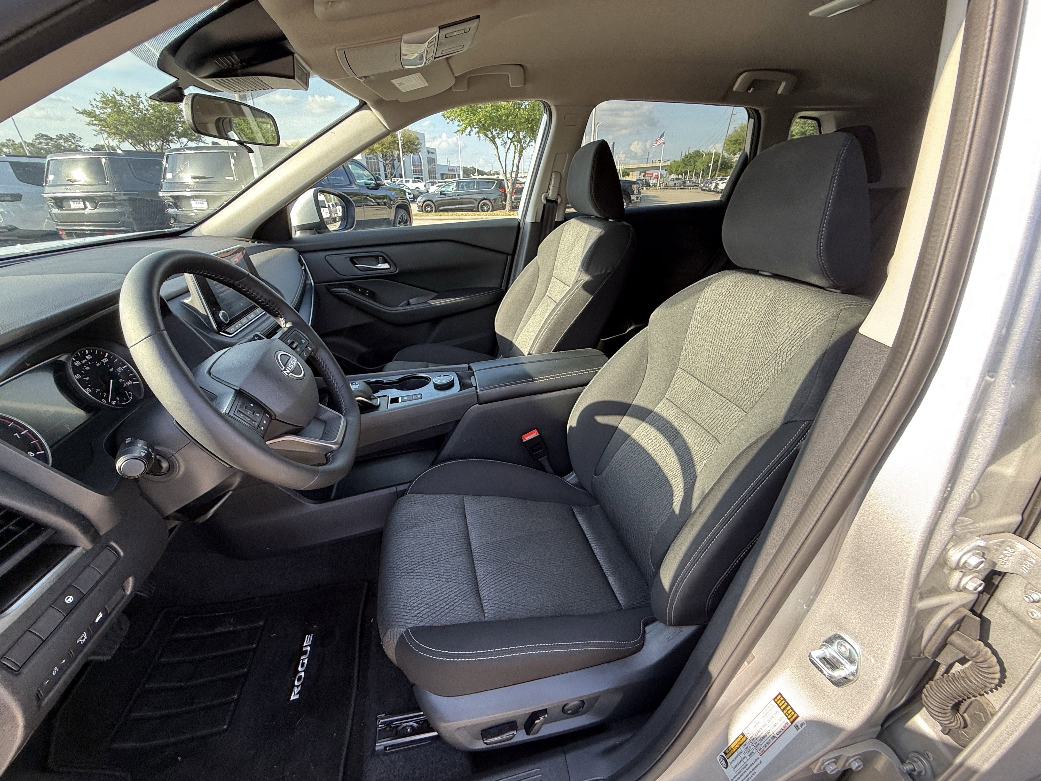 Used 2025 Nissan Rogue SV AWD/4WD image 29