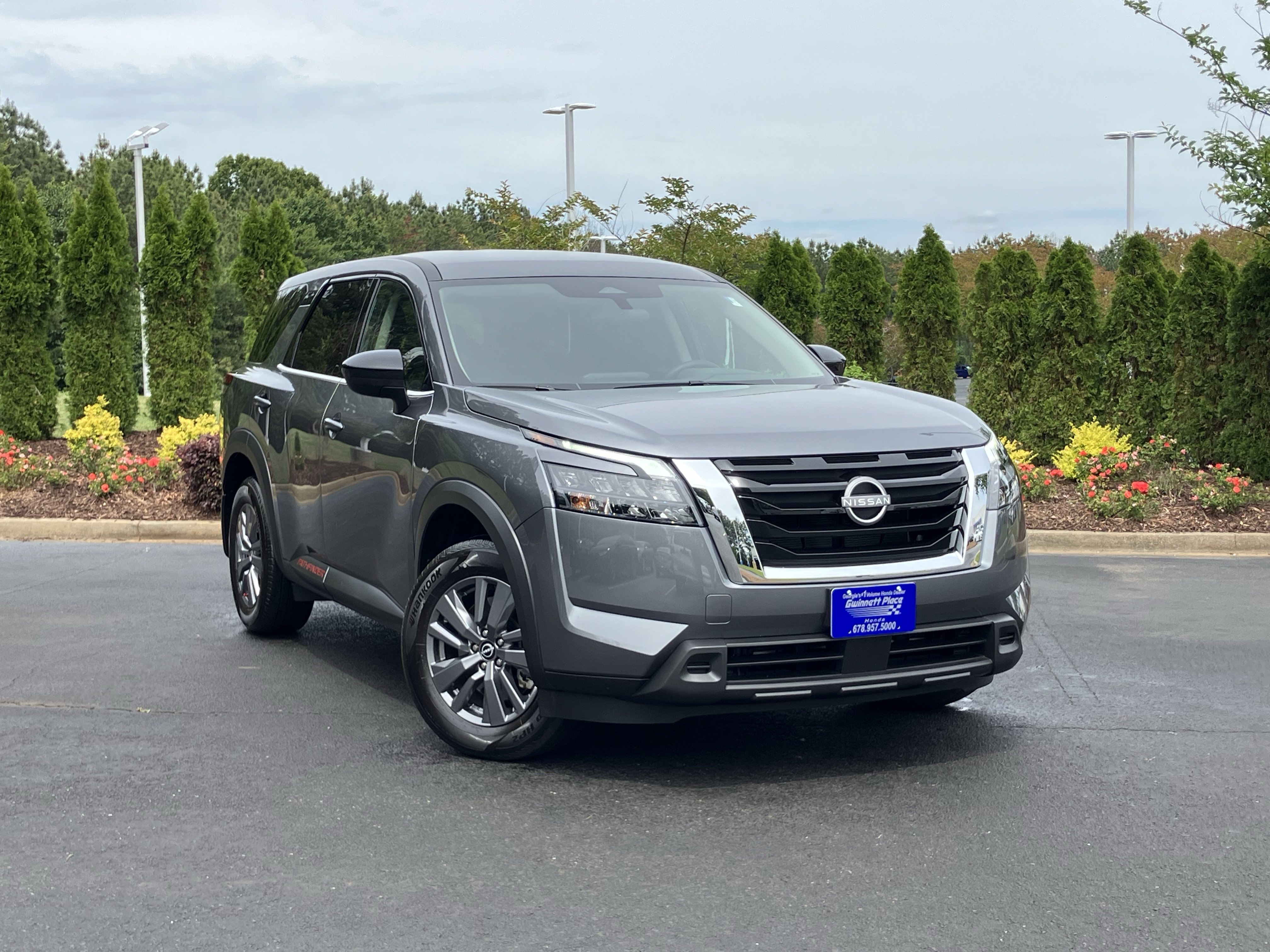 Used 2025 Nissan Pathfinder S FWD image 2