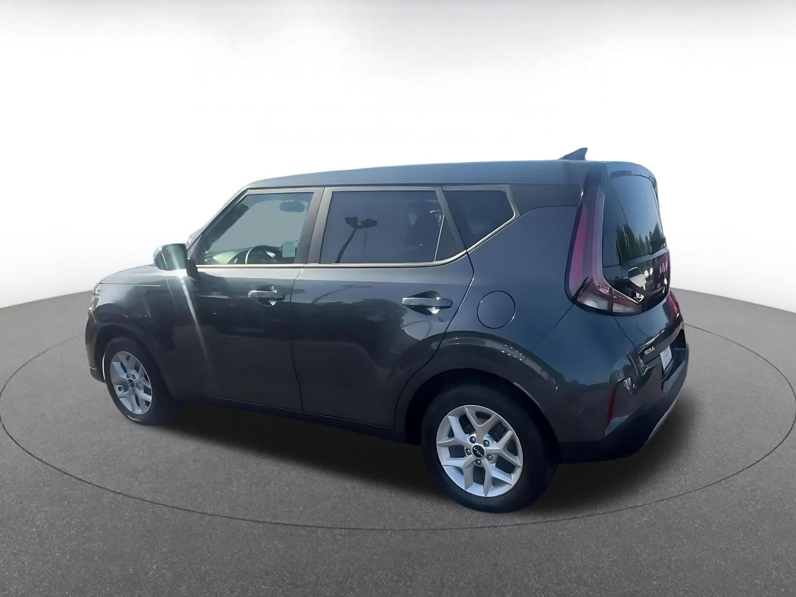 Used 2025 Kia Soul LX w/ LX Technology Package FWD image 10