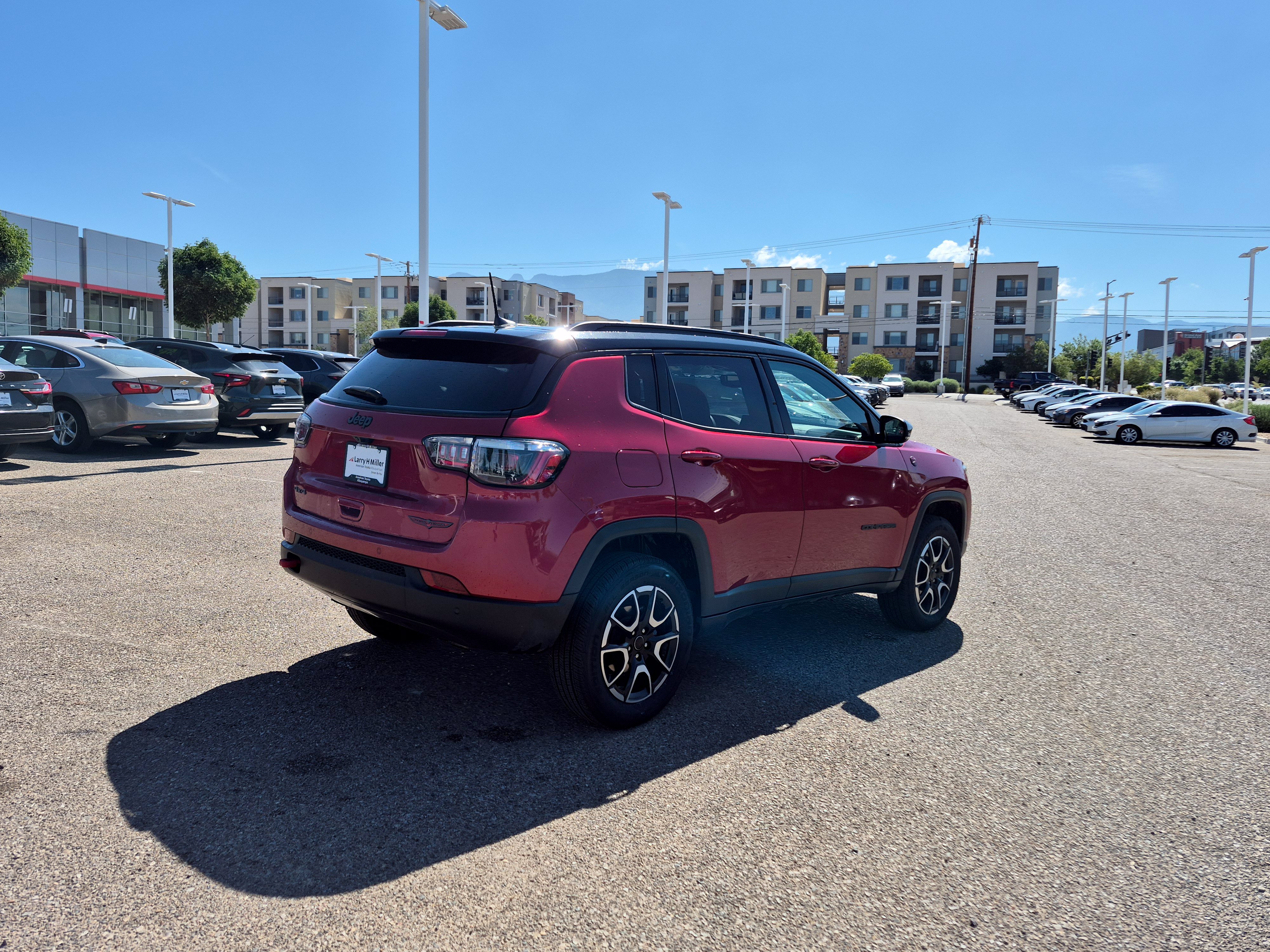 Used 2025 Jeep Compass Trailhawk AWD/4WD image 5