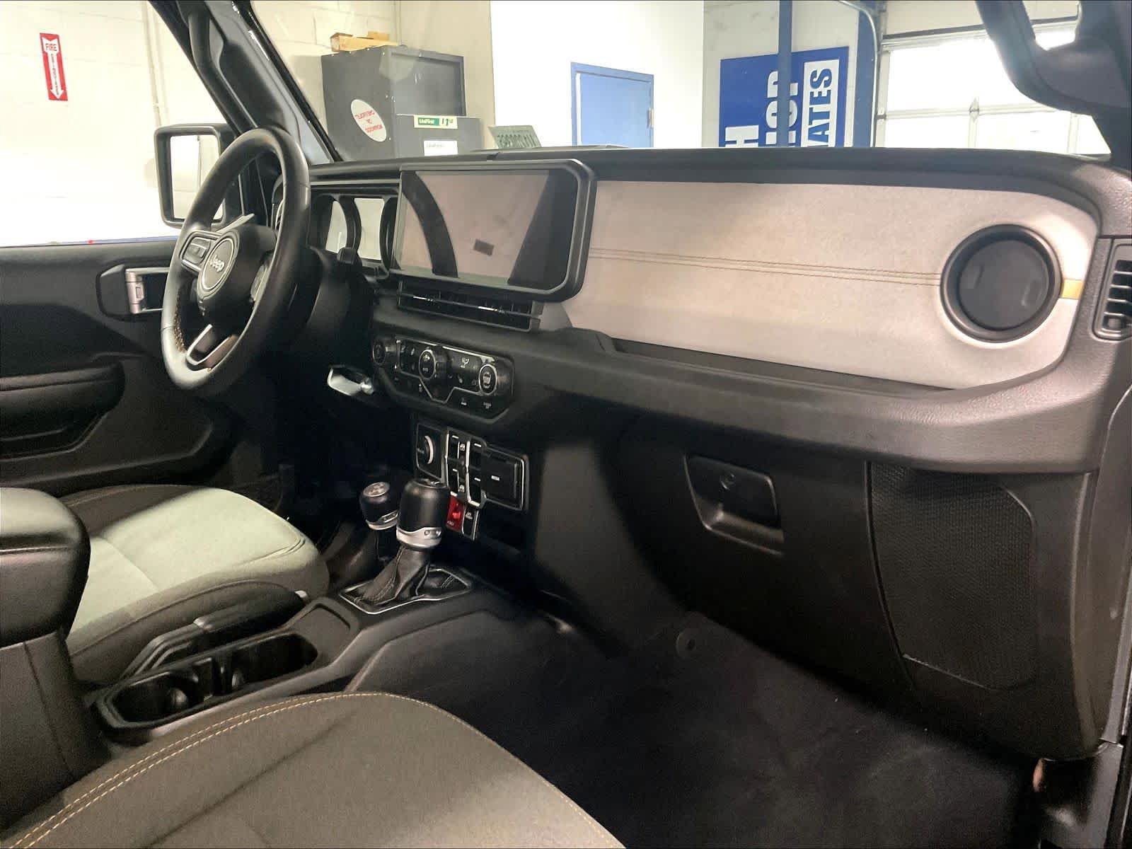 Used 2024 Jeep Wrangler Unlimited AWD/4WD image 14