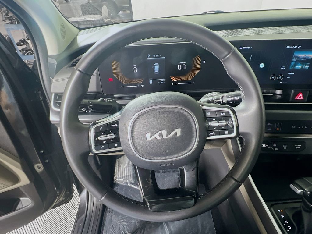Used 2025 Kia Carnival FWD image 10