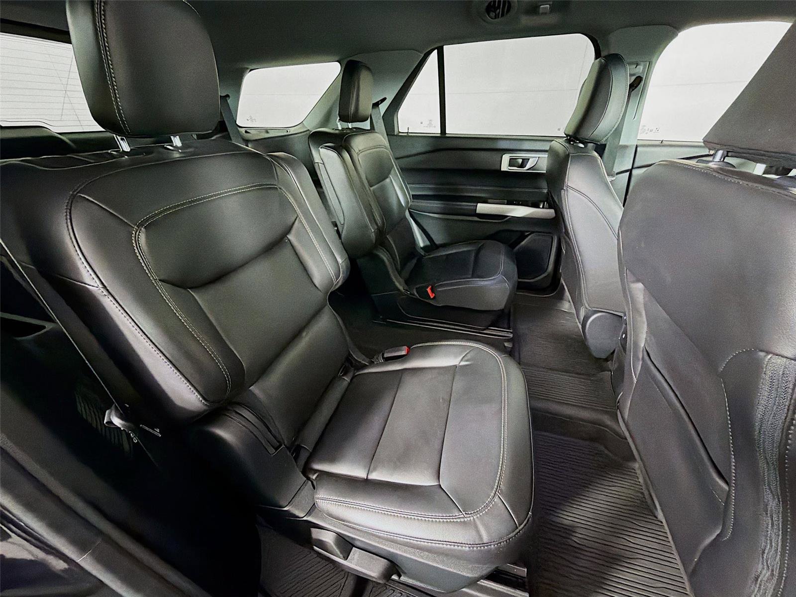 Used 2022 Ford Explorer XLT w/ Equipment Group 202A image 28