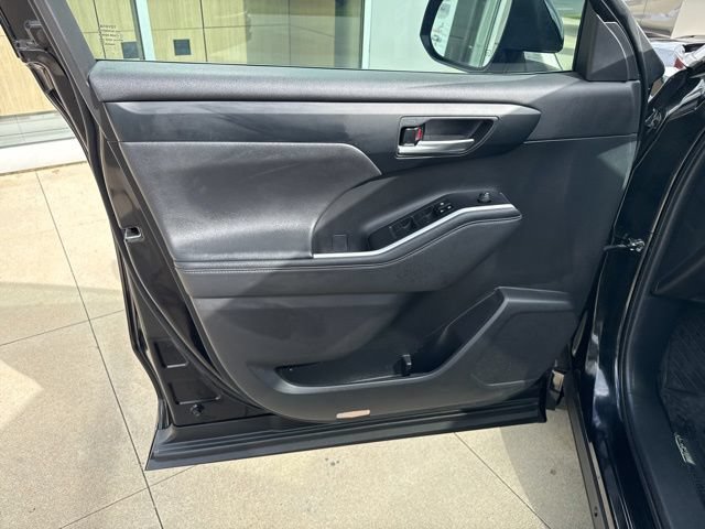 Used 2023 Toyota Highlander XLE AWD/4WD image 21