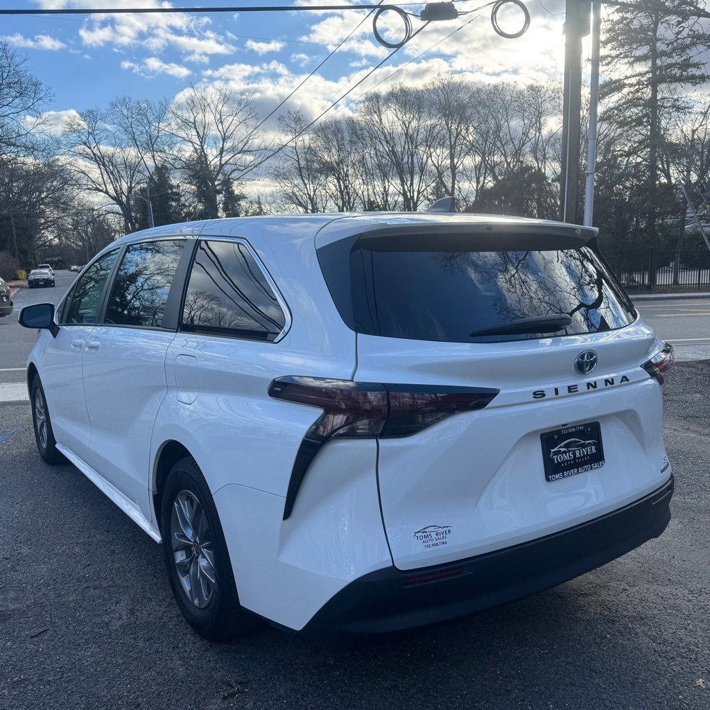 Used 2024 Toyota Sienna LE FWD image 3