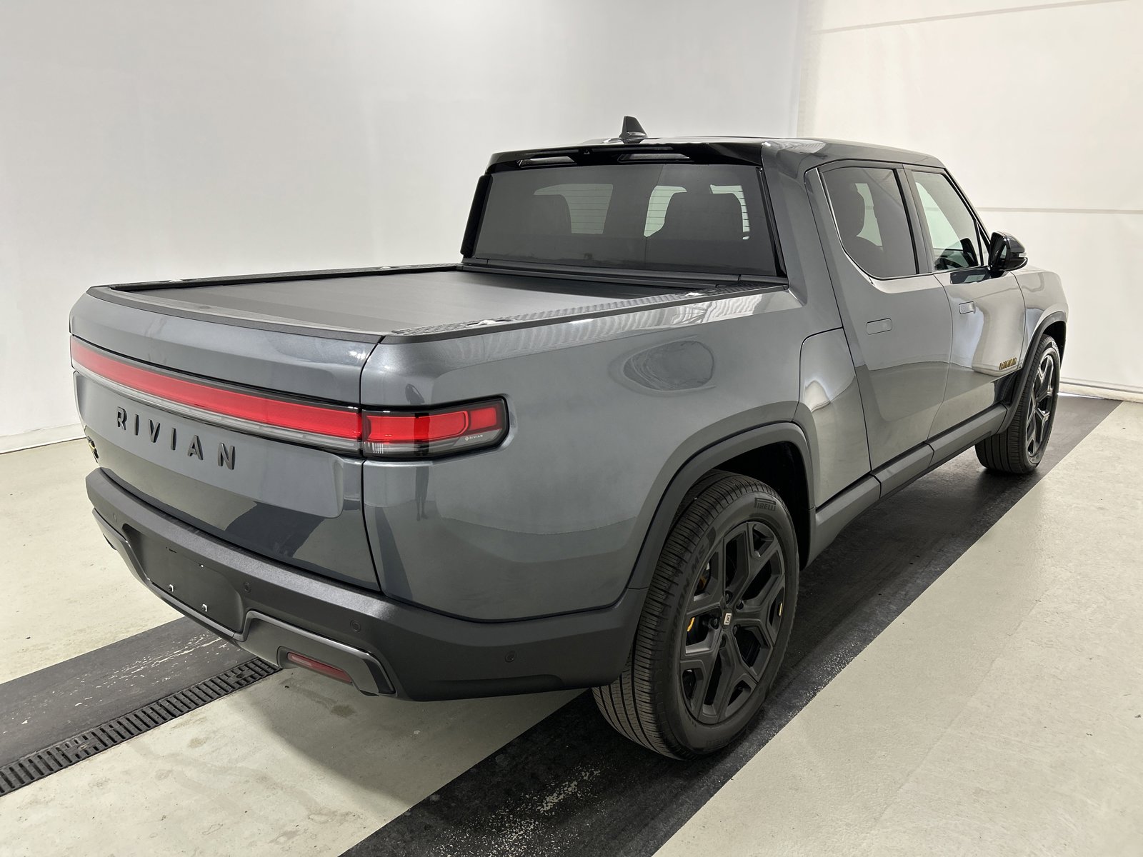 Used 2025 Rivian R1T Premium AWD/4WD image 5