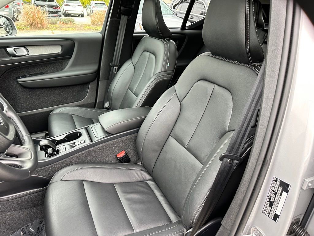 Used 2025 Volvo XC40 B5 Core image 16