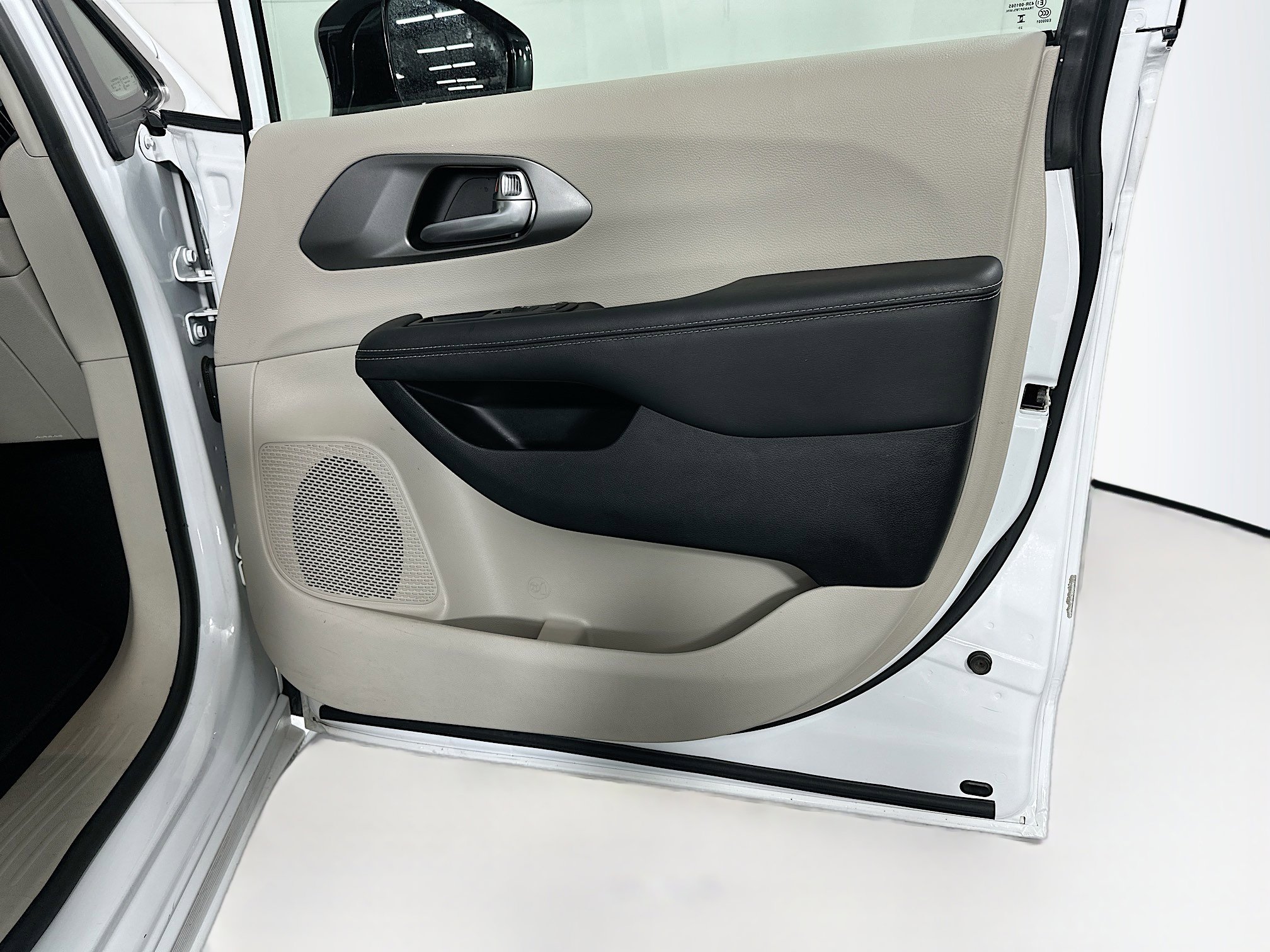 Used 2024 Chrysler Pacifica Touring-L FWD image 34