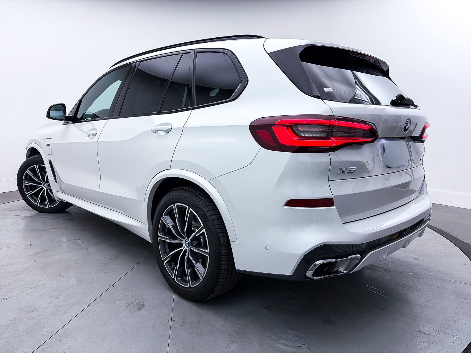 Used 2023 BMW X5 xDrive45e w/ Executive Package image 2