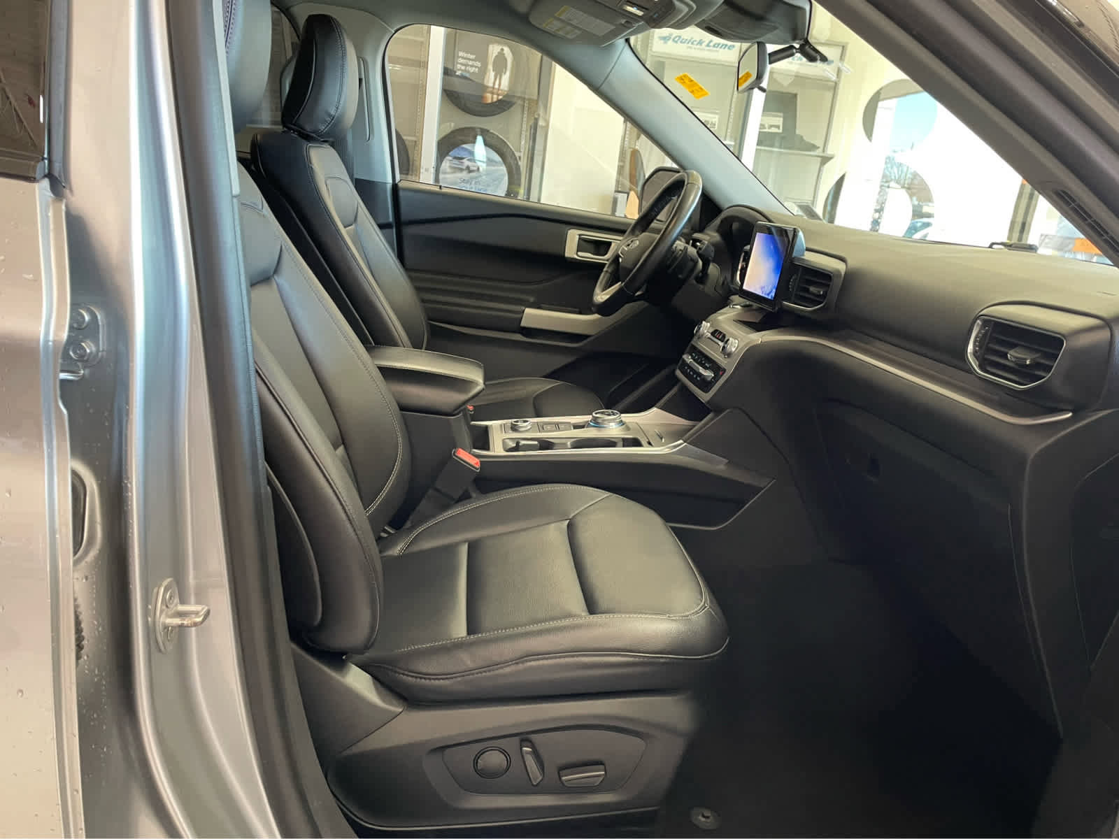 Used 2020 Ford Explorer XLT w/ Equipment Group 202A AWD/4WD image 45