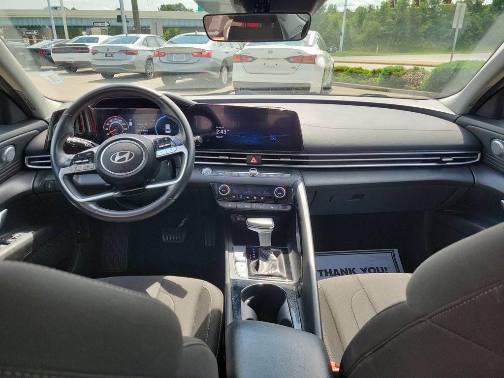Used 2025 Hyundai Elantra SEL FWD image 9