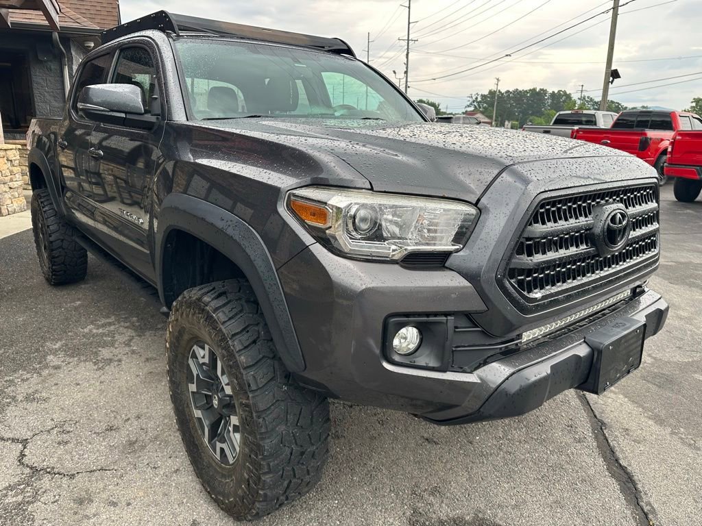 Used 2017 Toyota Tacoma TRD Off-Road w/ Tow Package AWD/4WD image 4