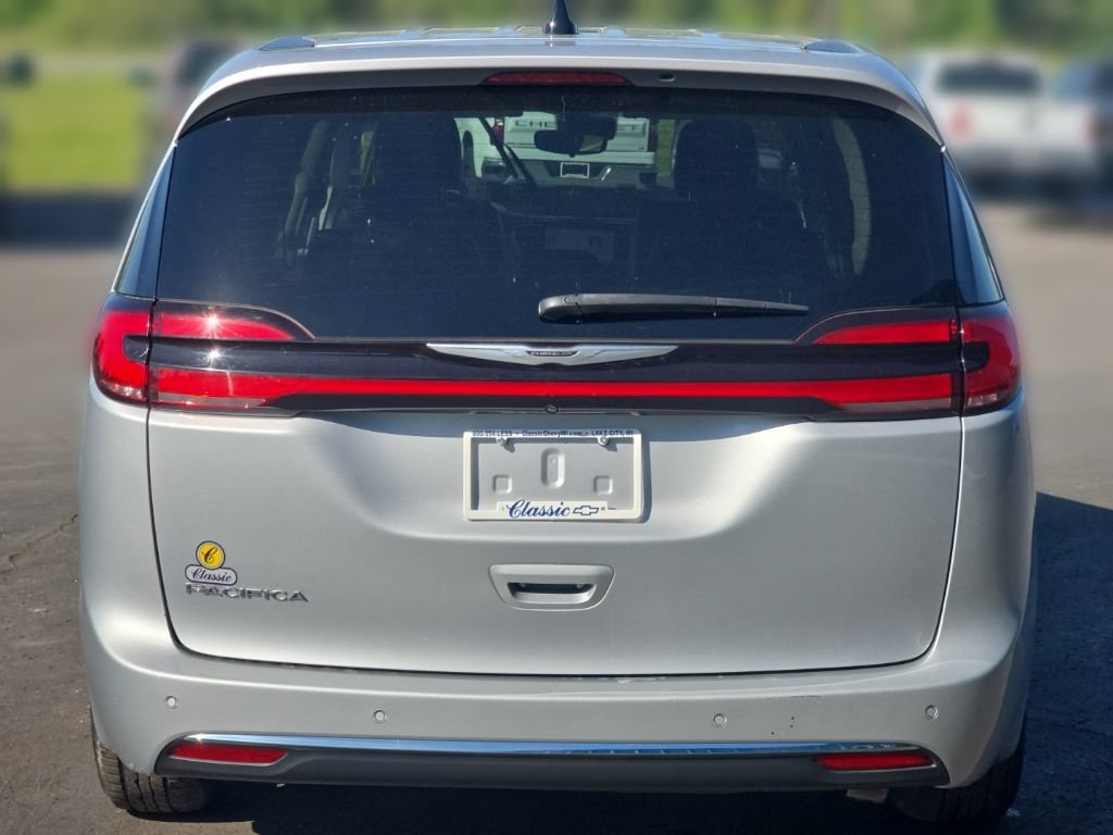 Used 2023 Chrysler Pacifica Touring-L FWD image 6