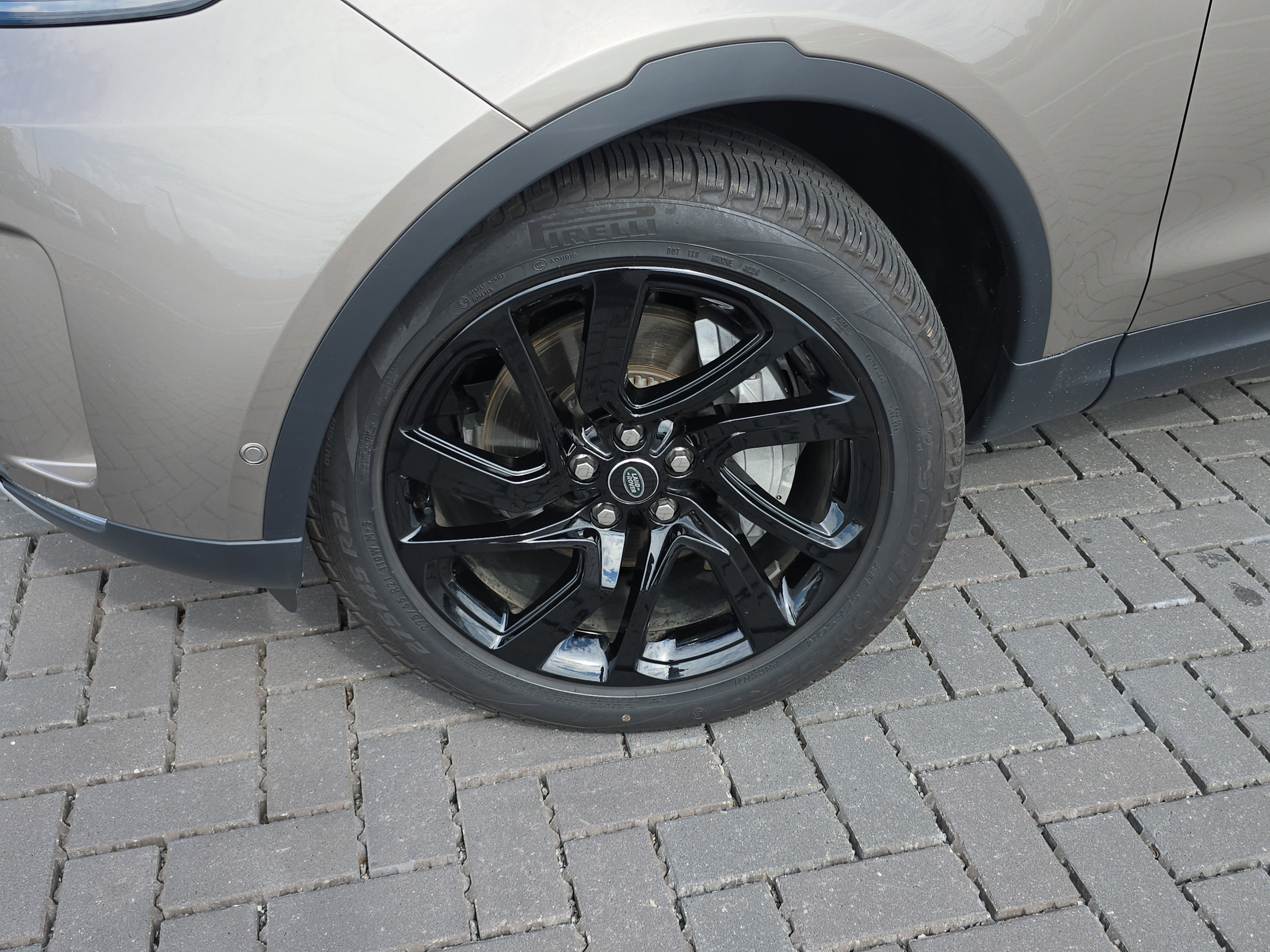 Certified 2025 Land Rover Discovery S image 12