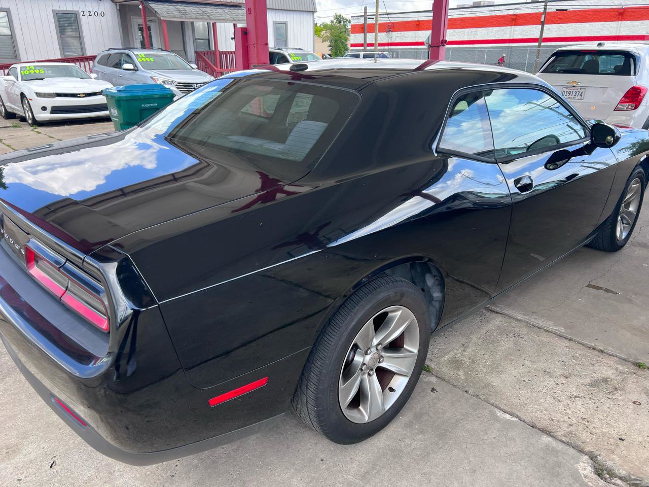 Used 2015 Dodge Challenger SXT RWD image 4