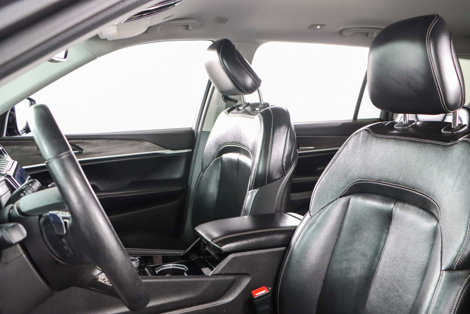 Used 2022 Jeep Grand Cherokee L Limited w/ Black Appearance Package image 24