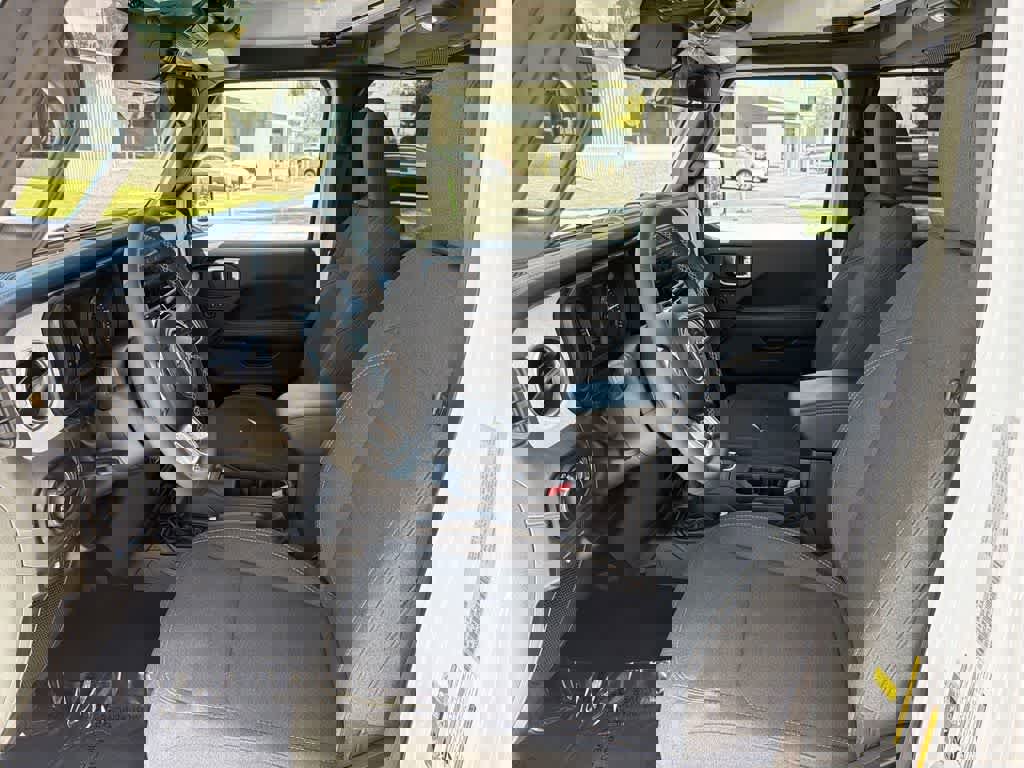 Used 2025 Jeep Wrangler Sahara image 24