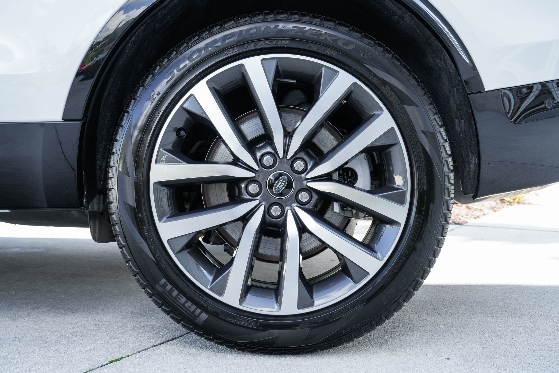 Used 2024 Land Rover Discovery Dynamic SE image 28