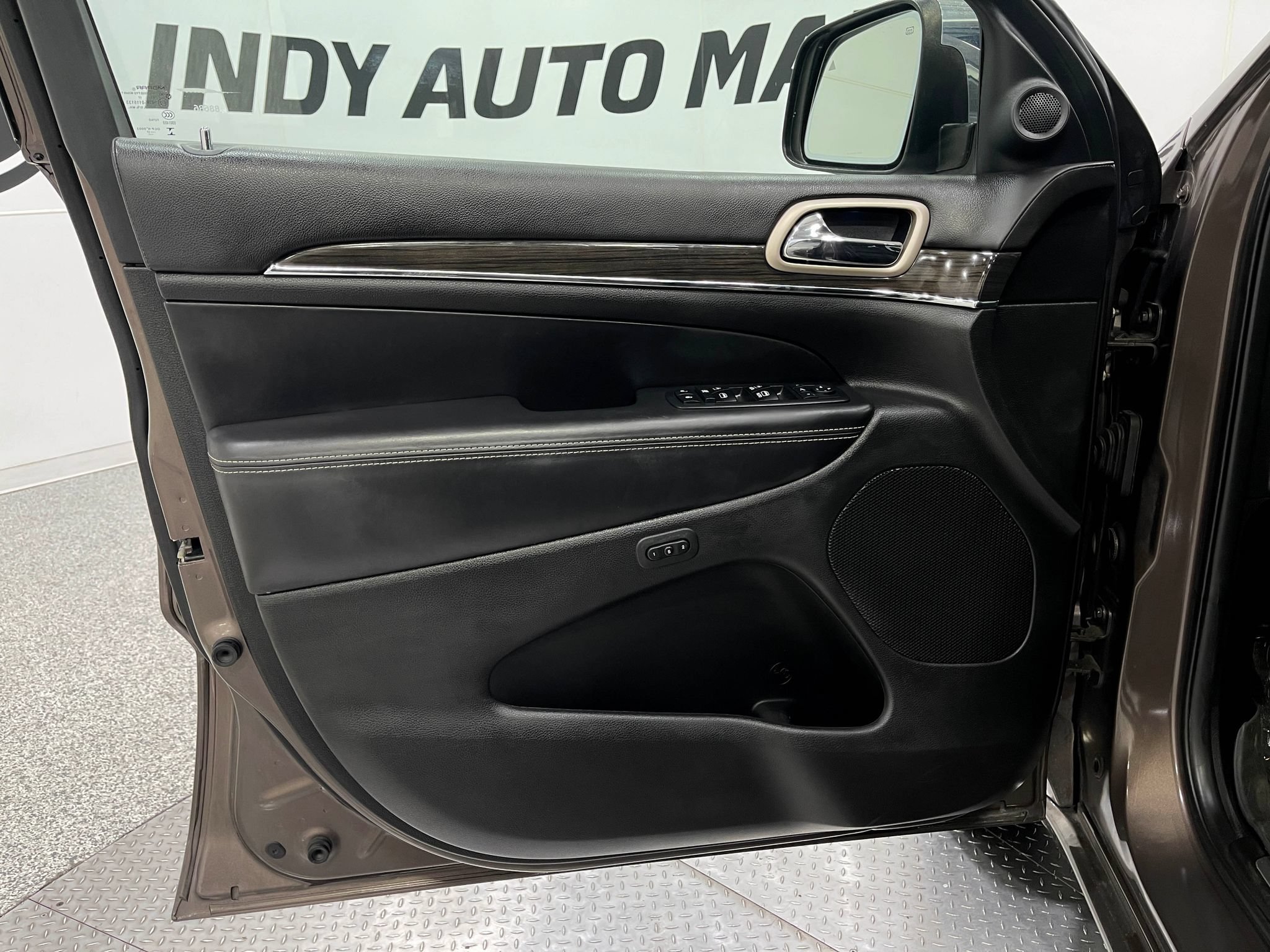 Used 2017 Jeep Grand Cherokee Overland AWD/4WD image 15