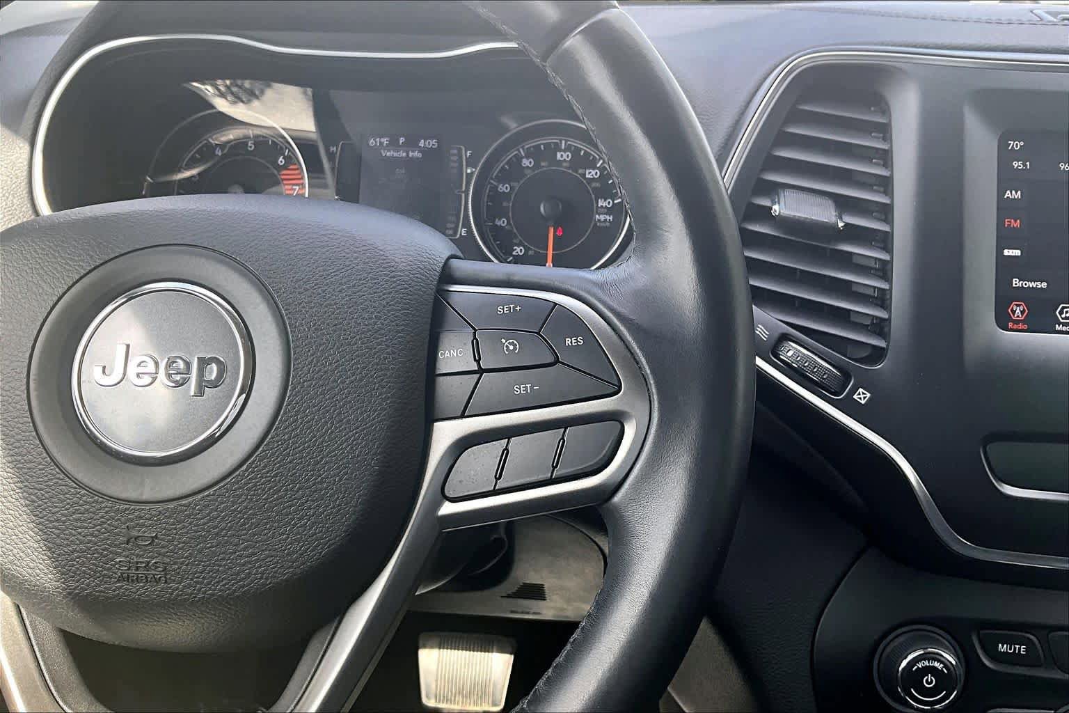 Used 2019 Jeep Cherokee Latitude Plus w/ Comfort/Convenience Group FWD image 24