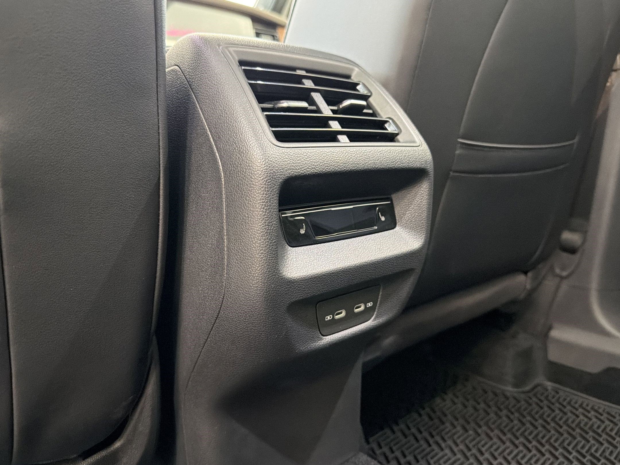 Used 2025 Volkswagen Tiguan SEL R-Line image 33