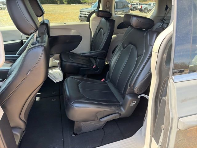 Used 2023 Chrysler Pacifica Touring-L image 13