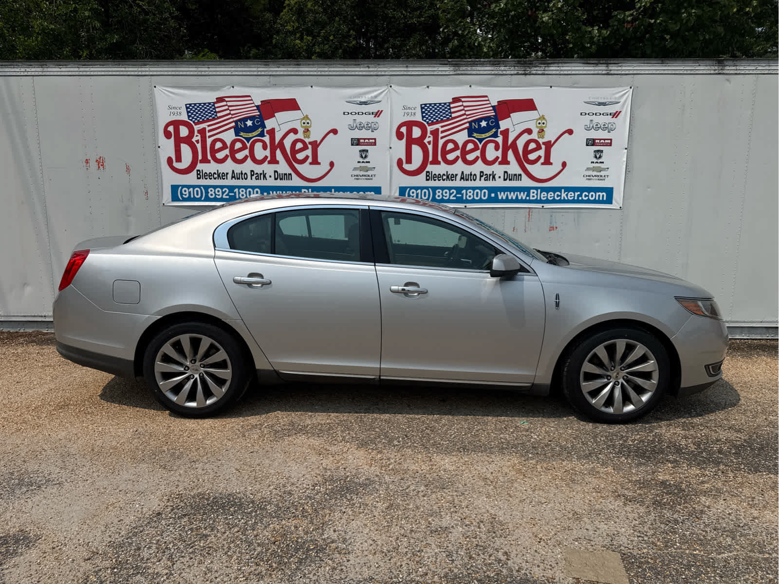 Used 2013 Lincoln MKS FWD image 2