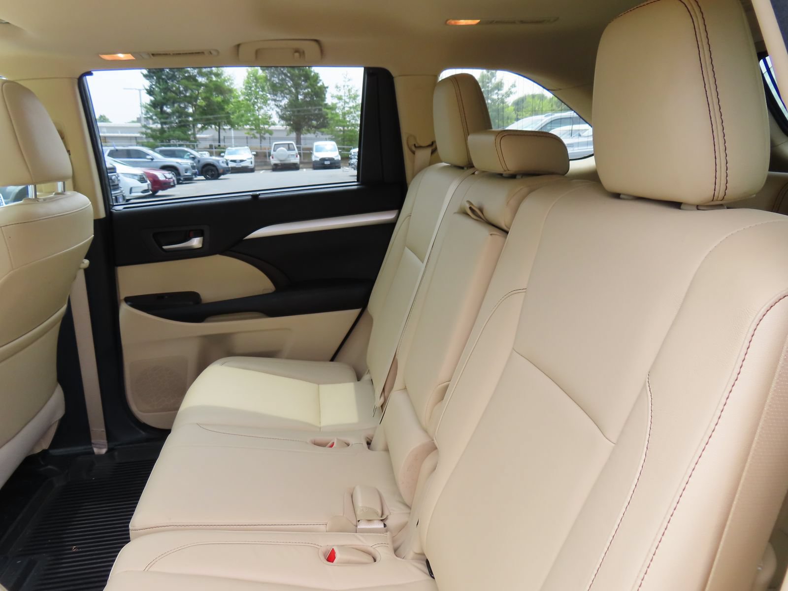 Used 2018 Toyota Highlander XLE w/ Carpet Mat Package (TMS) AWD/4WD image 32