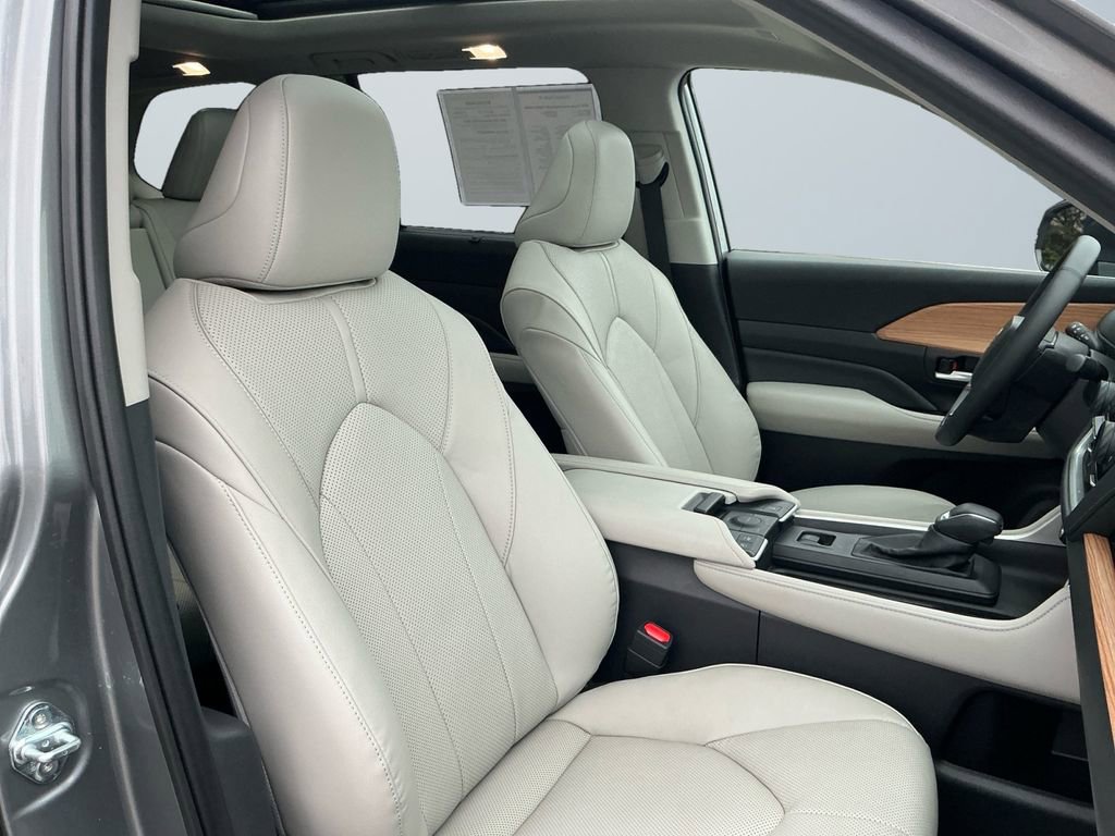 Used 2025 Toyota Grand Highlander AWD Hybrid image 16