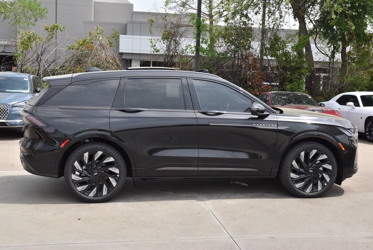 New 2026 Lincoln Nautilus Reserve w/ Jet Appearance Package AWD/4WD image 12
