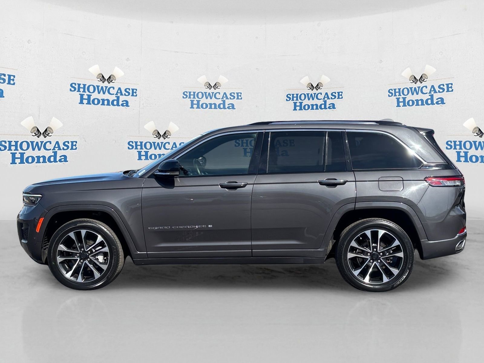 Used 2022 Jeep Grand Cherokee Overland w/ Luxury Tech Group IV image 4