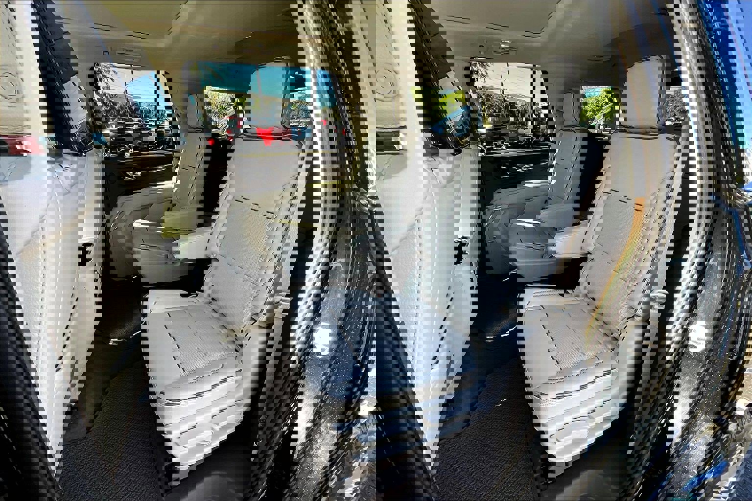 Used 2021 GMC Yukon Denali w/ Denali Premium Package image 9