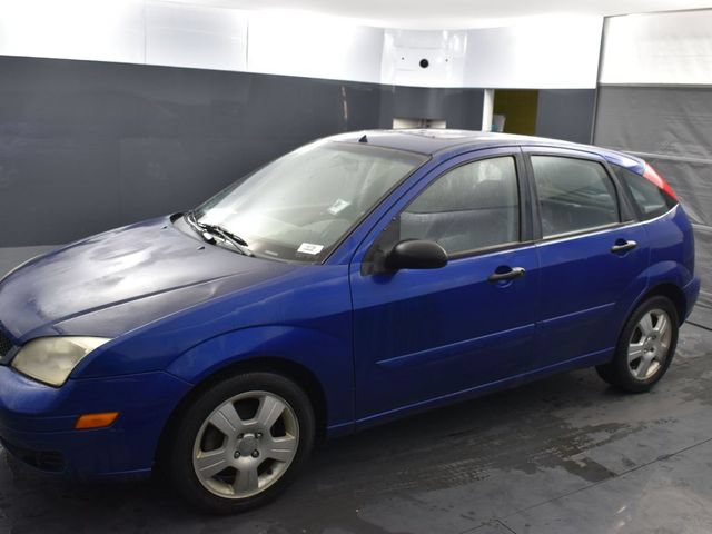 Used 2005 Ford Focus ZX5 Hatchback FWD image 2