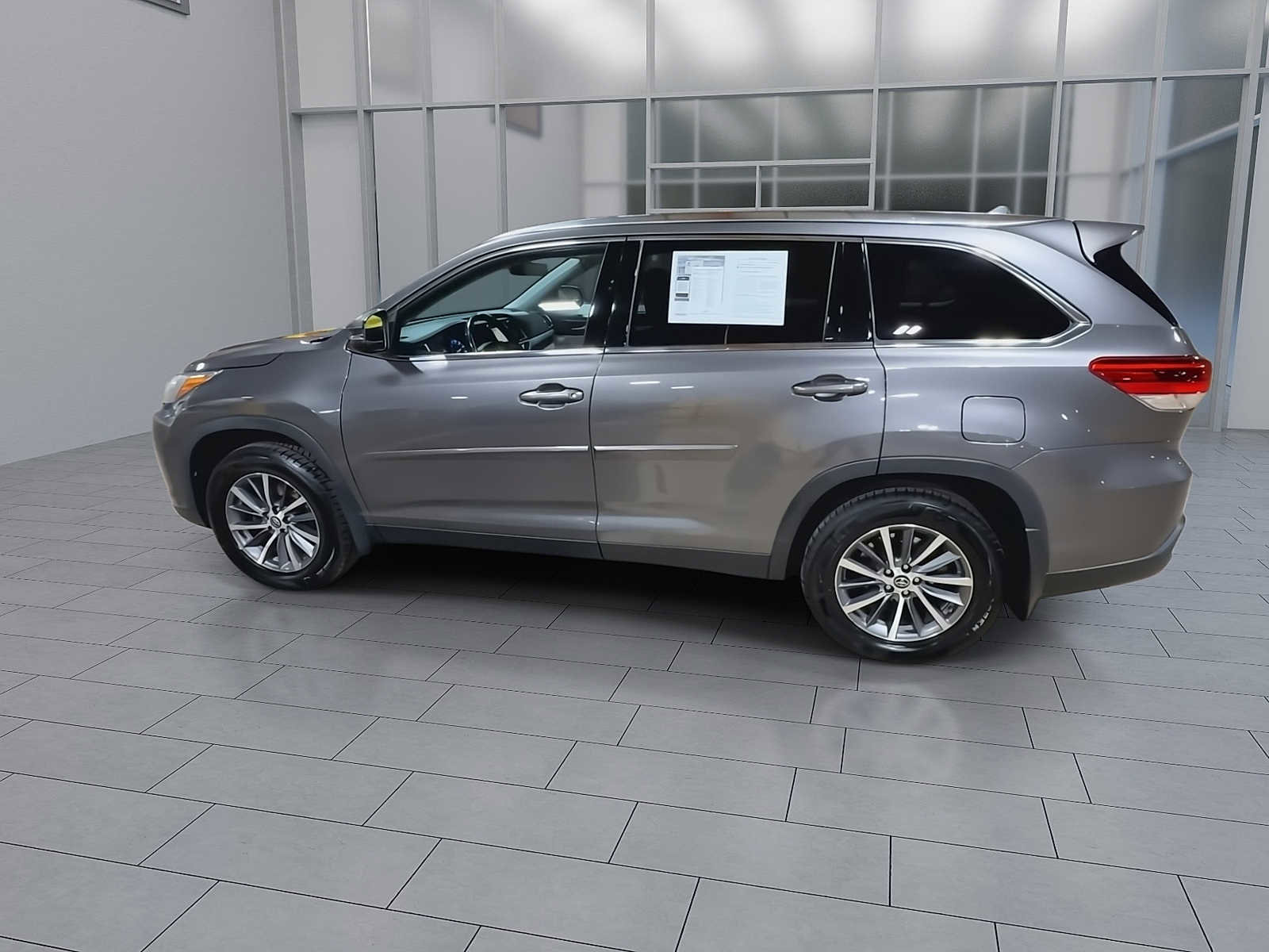 Used 2019 Toyota Highlander XLE AWD/4WD image 6