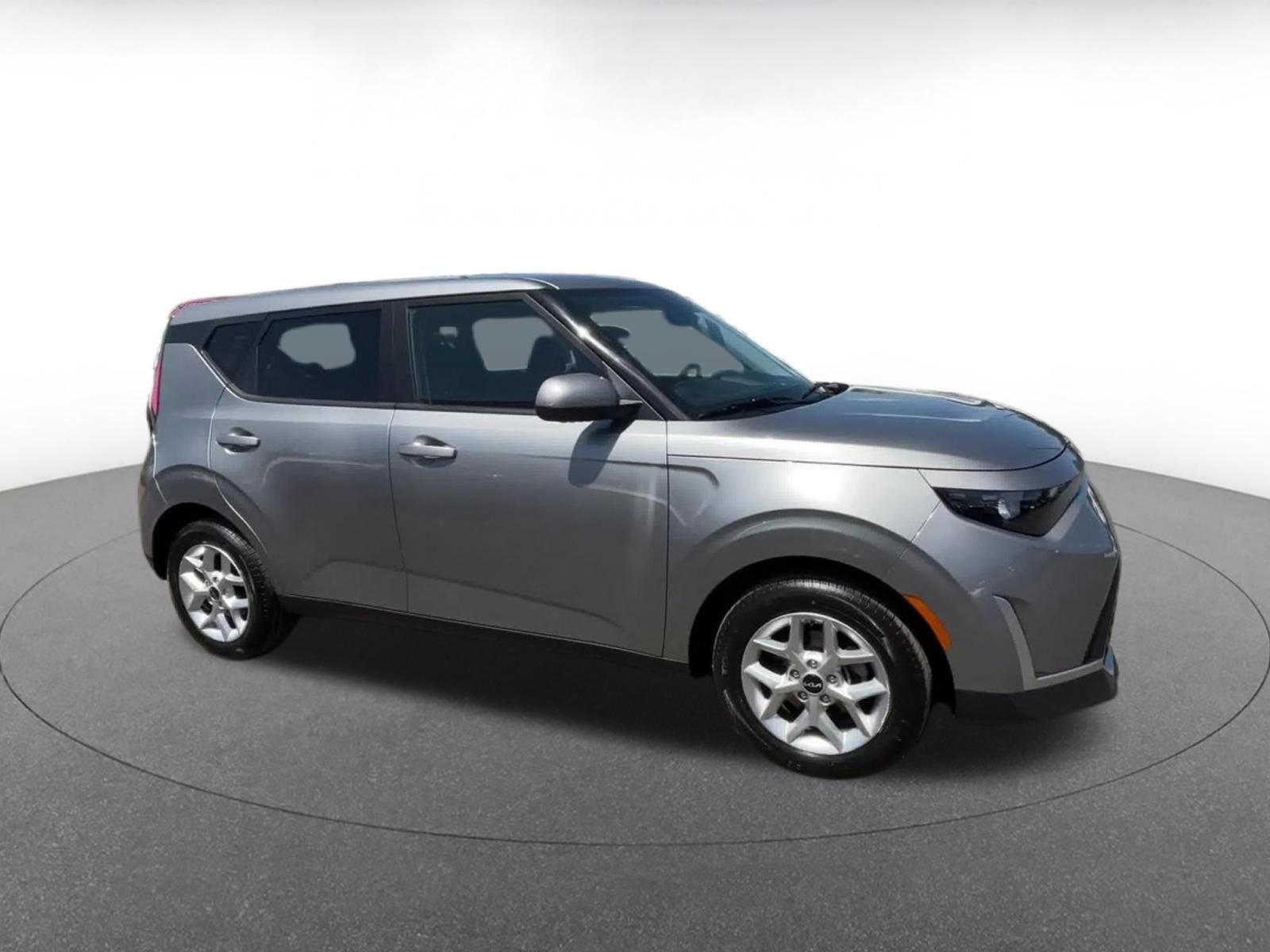 Used 2025 Kia Soul LX w/ LX Technology Package FWD image 2