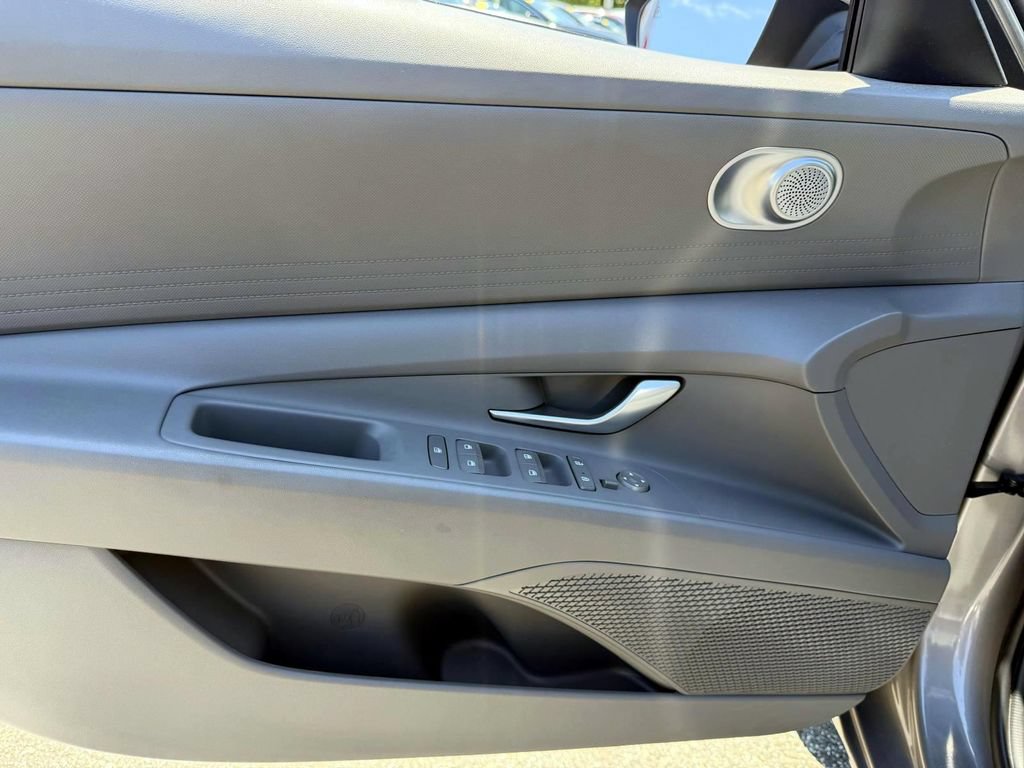 Certified 2023 Hyundai Elantra SE FWD image 23