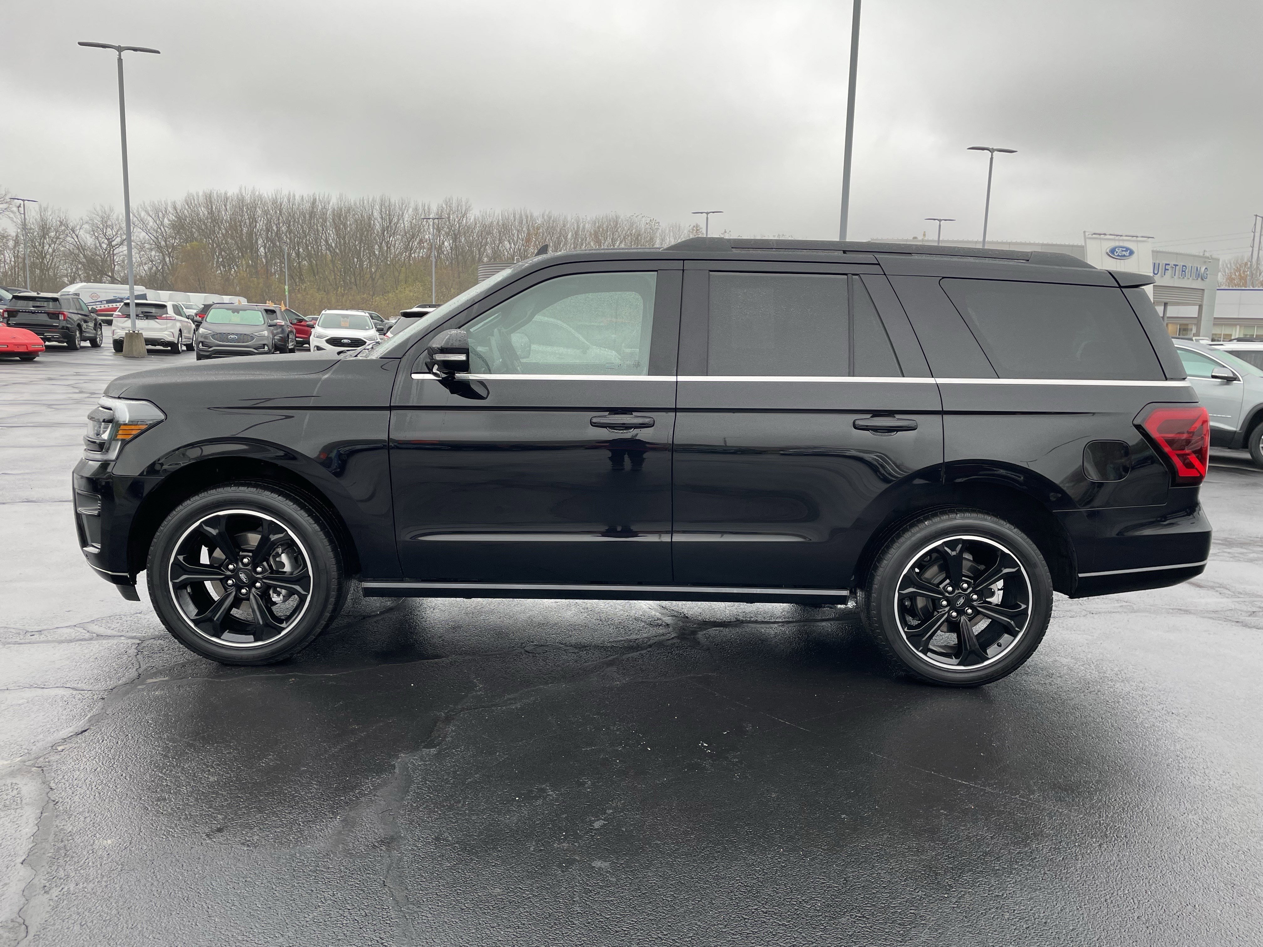 Used 2023 Ford Expedition Limited image 2