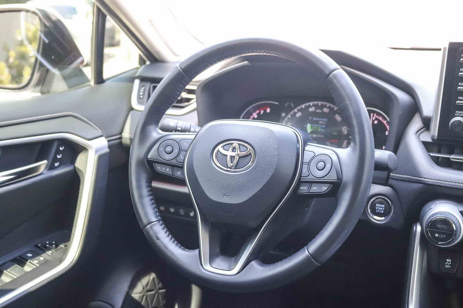Used 2020 Toyota RAV4 Limited FWD image 14