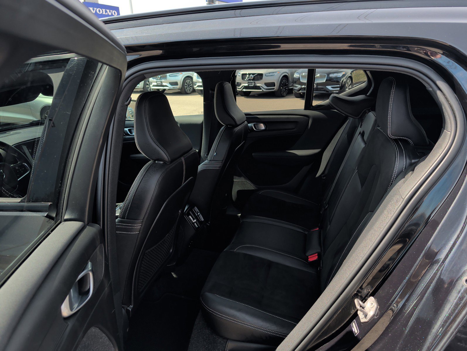 Used 2022 Volvo XC40 T5 R-Design image 11