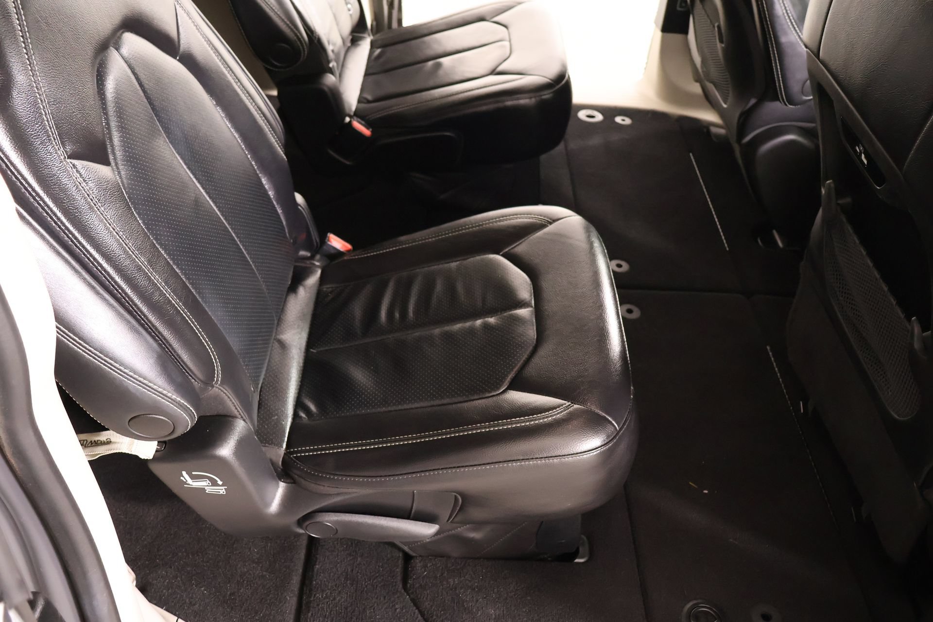 Used 2022 Chrysler Pacifica Touring-L FWD image 14