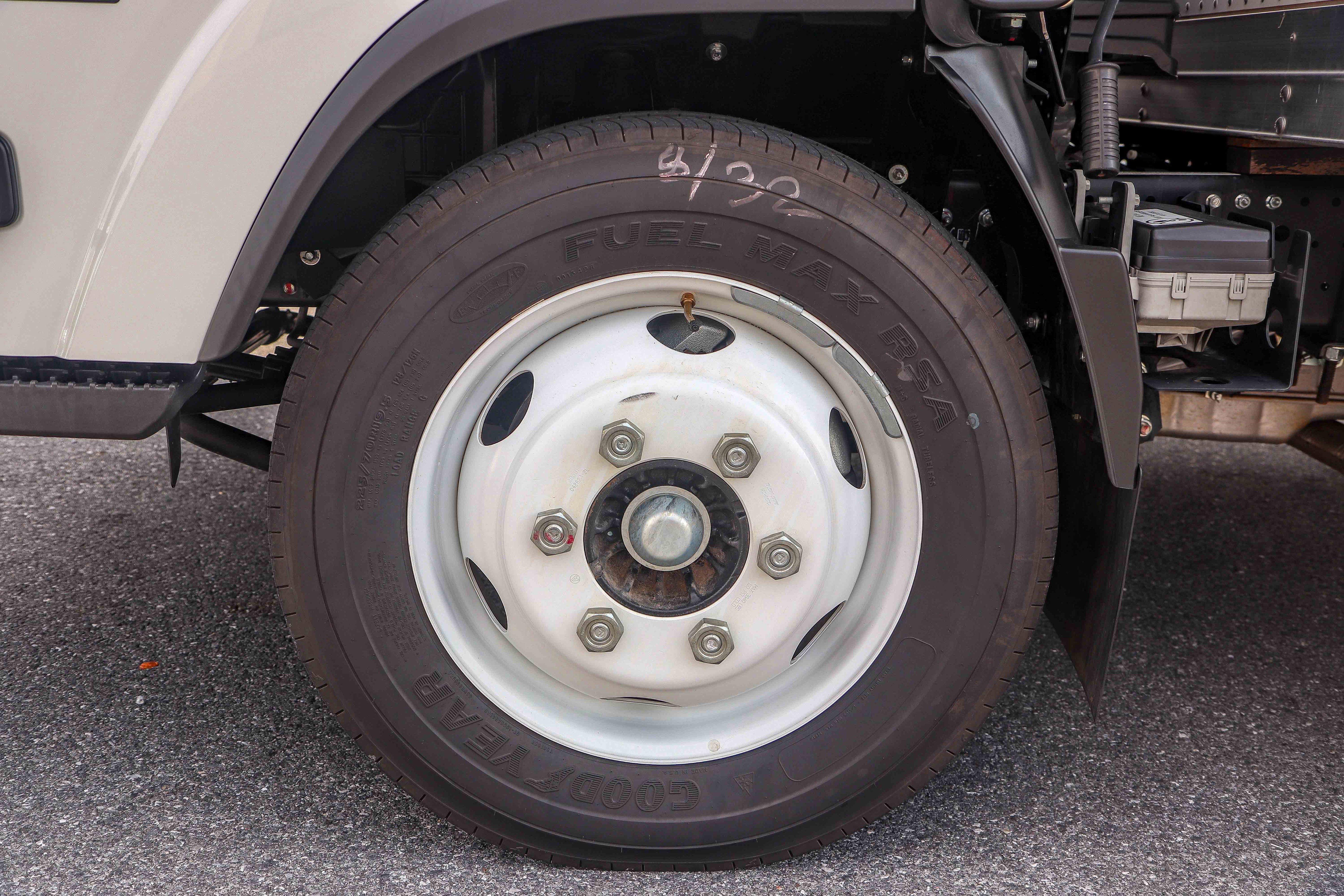 Used 2024 Isuzu NPR image 28