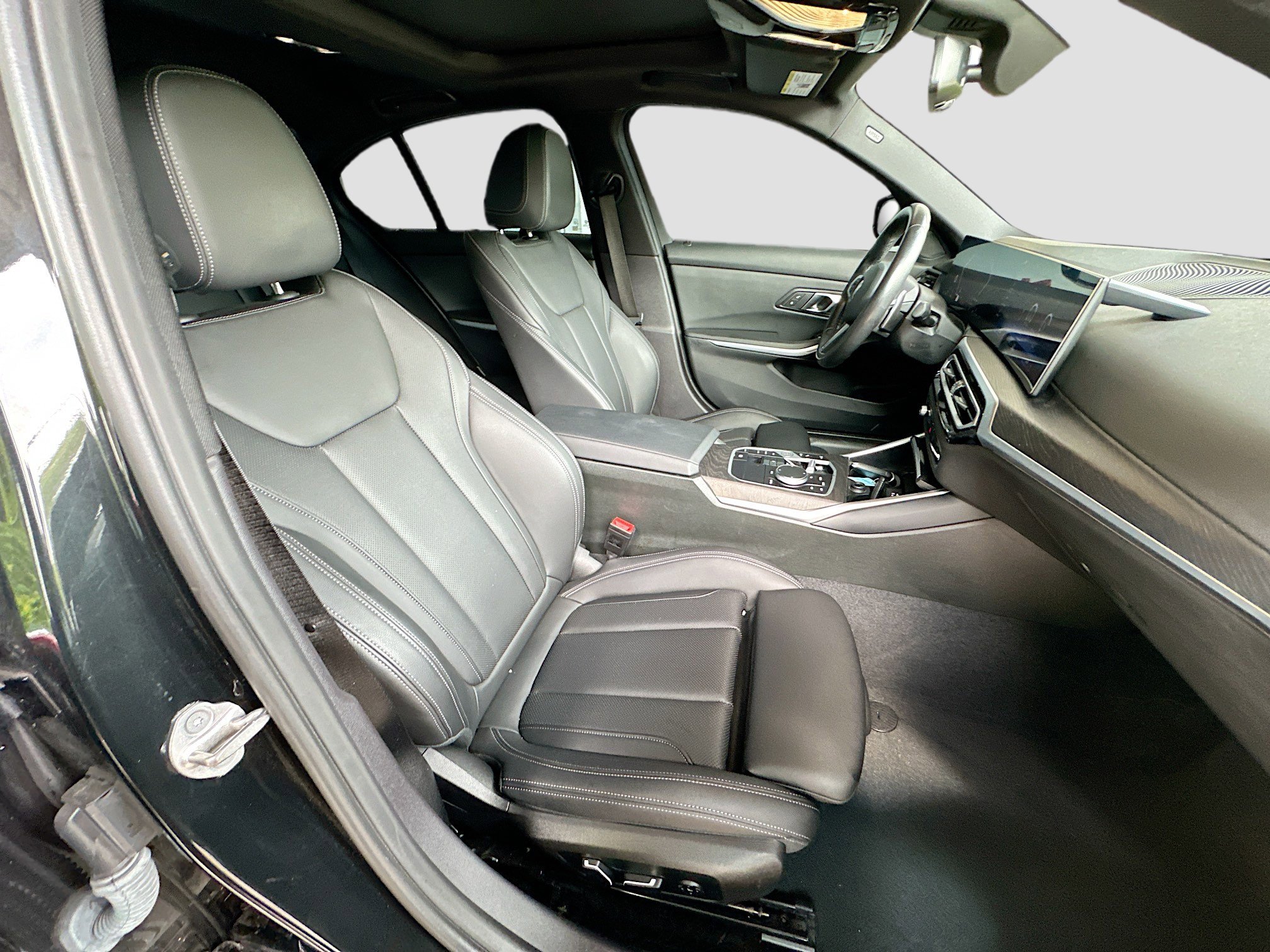 Used 2024 BMW 330i Sedan w/ M Sport Package RWD image 29