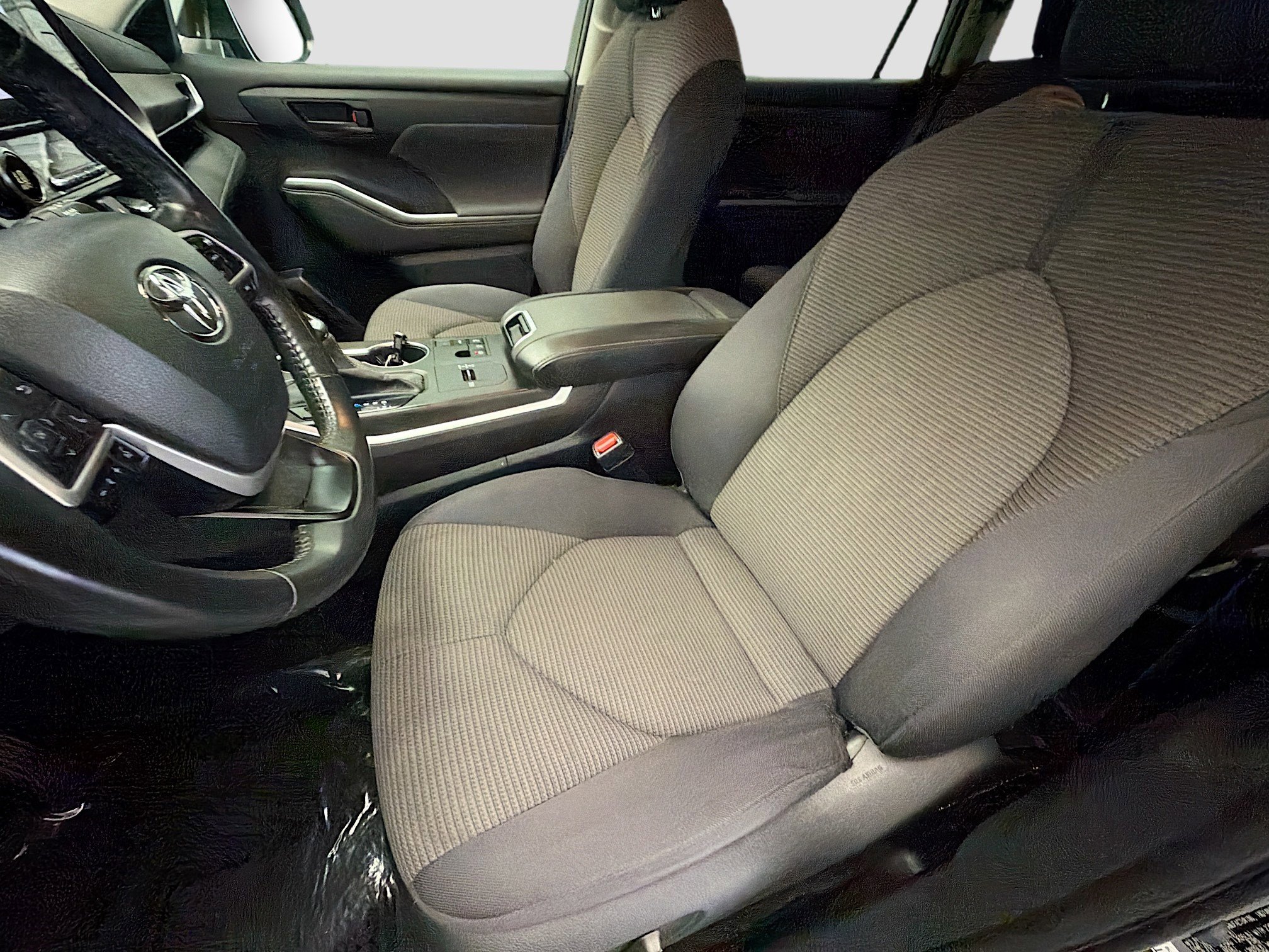 Used 2023 Toyota Highlander LE FWD image 11
